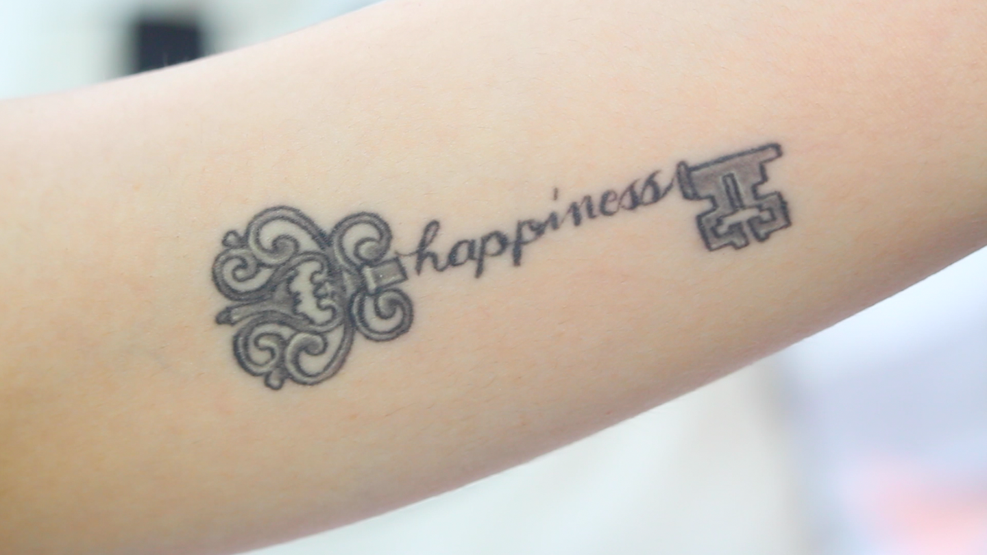 Тату салон надпись. Тату надпись на ноге на латыни. Рожденная для счастья тату. Рождена быть счастливой на латыни тату. Счастье тату надпись.