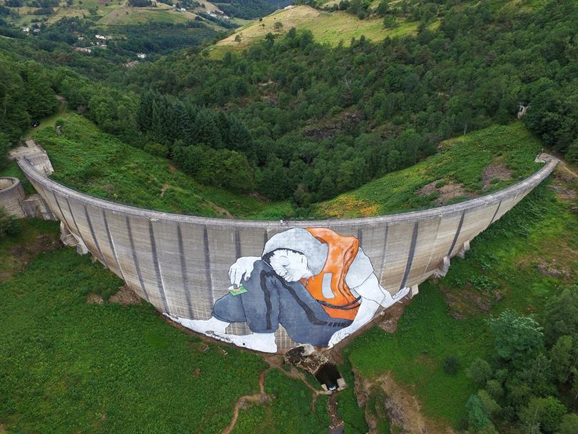 The French duo graffiti artists Ella & Pitr is known for the size of their works. The Duo's most recent graphite is called Le Naufrage de Bienvenu , or "The Shipwreck of the Well-Vindos." It was made 47 meters high in a dam on the river Gier, and required ten days of work.