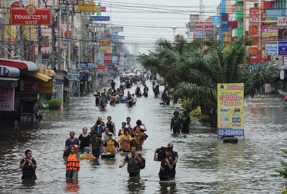 The Big Wobble Floods in Thailand kil 8 and displace 150,000