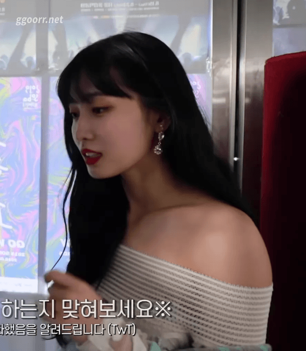 모모 옷 올려주는 채영 ㄷㄷㄷ