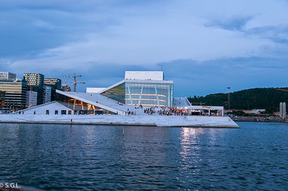 Nocturna de la Opera de Oslo a orillas del fiordo