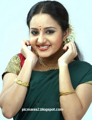 south indian malayalam actress Bhama hot cleavage  pic 