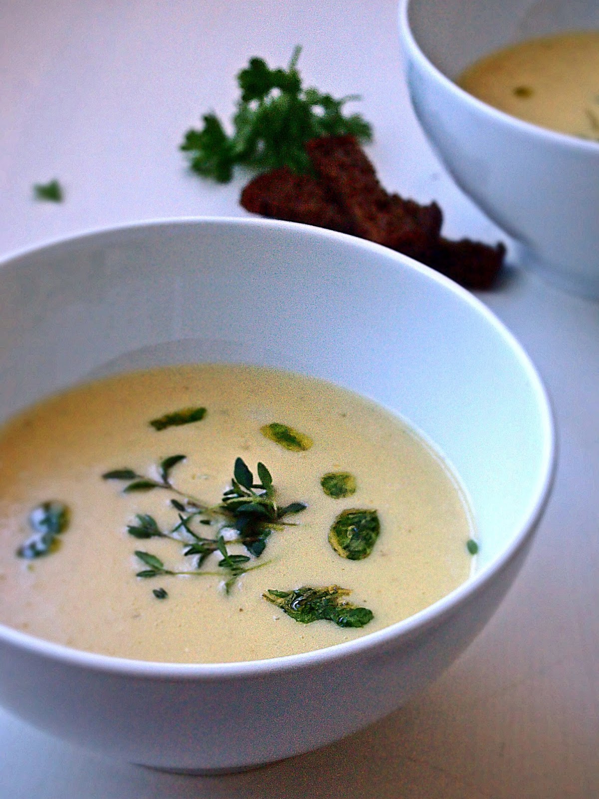 Avec Henni Svartrotssoppa med örtolja