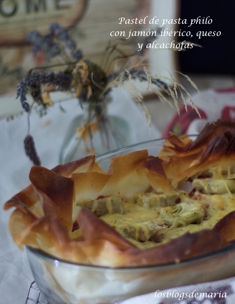 Pastel de pasta philo con jamón ibérico, queso y alcachofas