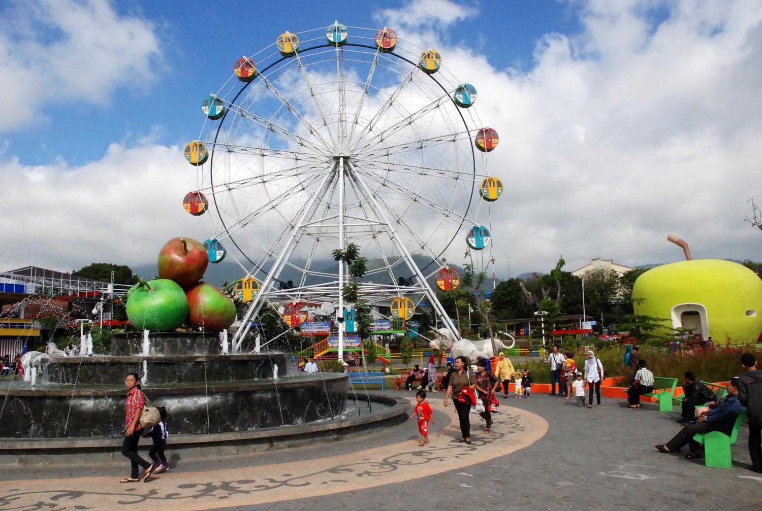 Kota Wisata Malang Jawa Timur: WARNA-WARNI ALUN-ALUN KOTA BATU