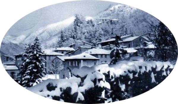 Alto Pistoiese La Neve E Un Piccolo Gruppo Di Case