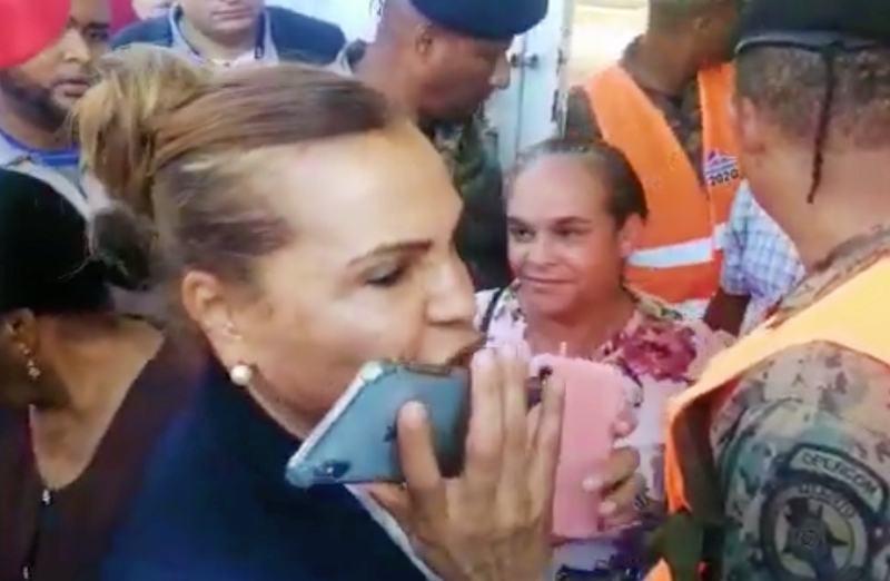 Video: Sonia Mateo se 'come' a un coronel en Dajabón Video: Sonia Mateo se 'come' a un coronel en Dajabón