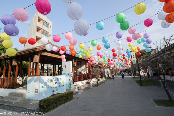 桂花巷藝術村有多位藝術家創作，春節彩色燈籠高掛，順遊鹿港老街