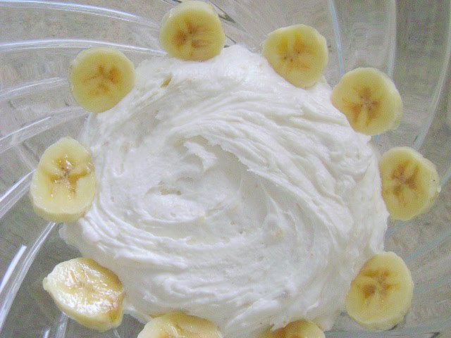 Mari's Cakes: Banana Buttercream Frosting and Mari's Banana Cream- Dulce de  Leche Cupcakes.