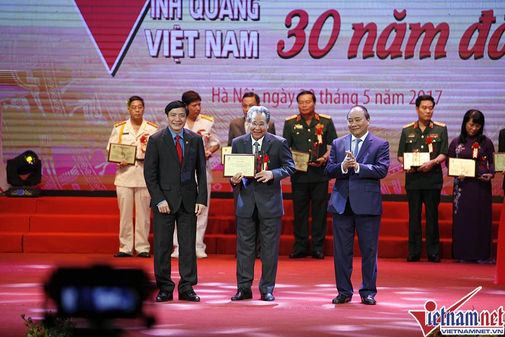 Ông Huỳnh Văn Thòn Chủ tịch Tập đoàn Lộc Trời (An Giang), một trong 12 đại diện tập thể được vinh danh trong chương trình