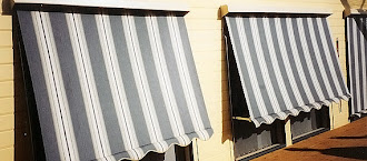 Pencereler üzerine dikey çizgili kumaştan yapılmış tenteler