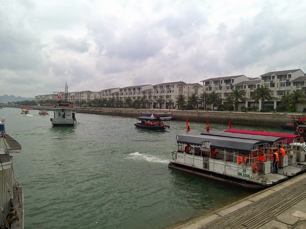 Halong Bay - Menaiki Bot Melalui Tuan Chau International Marina Station
