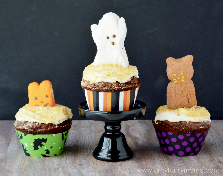 Spooky S'more Brownies with Free Printable Cupcake Wrappers at artsyfartsymama.com #SpooktacularSnacks #GetYourBettyOn