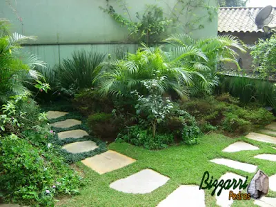 Escada de pedra para a casa de máquina da piscina. Escada com pedra cacão de Goiás com junta de grama preta, sendo escada com pedras assentadas com cimento, areia e terra.