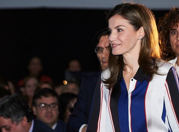  Queen Letizia wore Hugo Boss Binesa Shirt and red trousers and red leather belt, Carolina Herrera clutch bag, Magrit red shoes