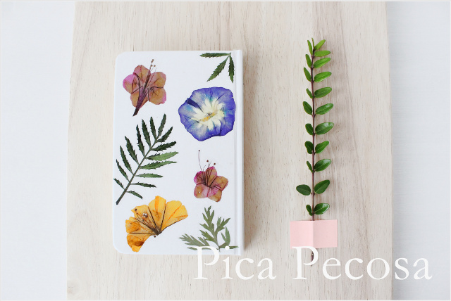 Pica Pecosa: Personaliza un cuaderno con flores secas prensadas