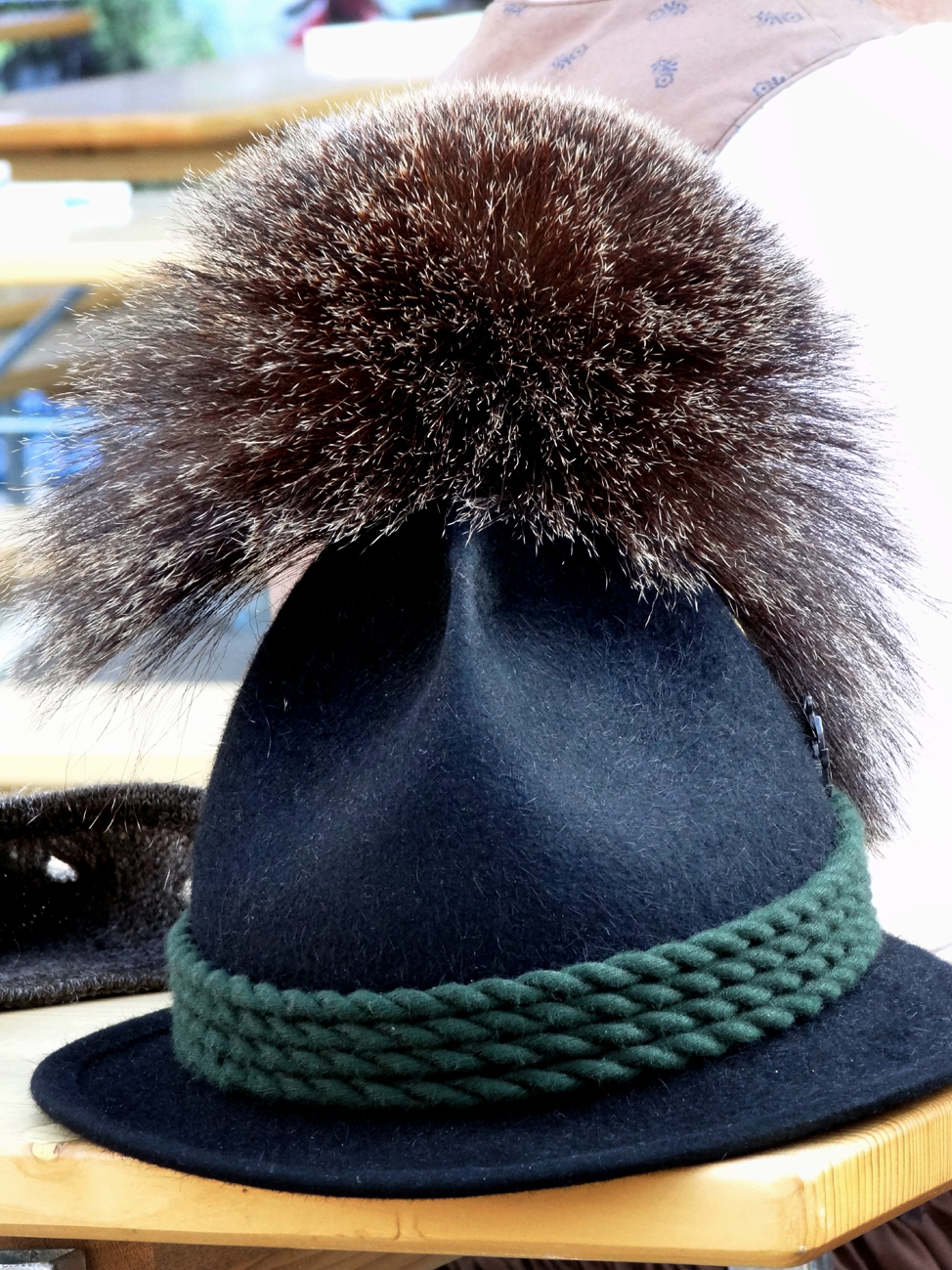 In der Mitte von Österreich ist das Stodertal: Der prächtige Gamsbart am Hut ist der Stolz der ...