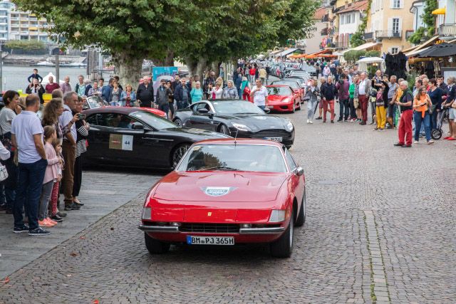 Ferrari 365 GTB/4 Daytona auf der Ausfahrt Parade Roter Ferrari 365 GTB/4 Daytona in der Fahrzeugkolonne auf dem Sportcars Day 2018 in Ascona
