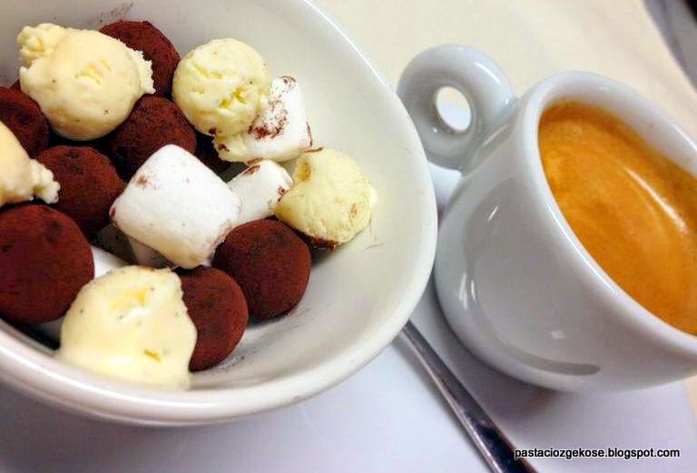 aslında çok basit…. Trüf çikolata / Truffle..ve kahve yanına ufak