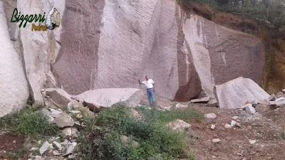 Bizzarri fazendo o que gosta, garimpando pedras na pedreira. Na foto procurando pedras brutas, um granito rosa sendo pedras brutas para muro de pedra, revestimento de pedra, caminho de pedra, escada de pedra, pedras para pilares sendo pedra tipo rachão.