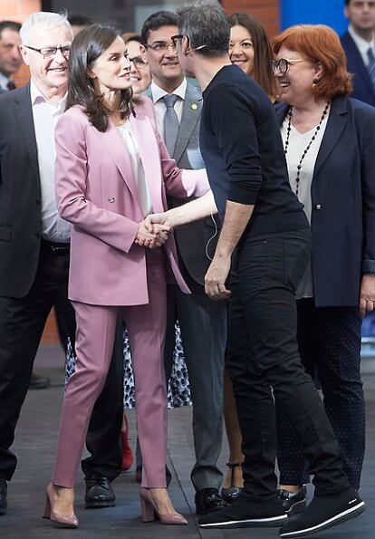 Queen Letizia wore Hugo Boss Jericoa stretch wool double breasted blazer and trousers an Boss silk blouse