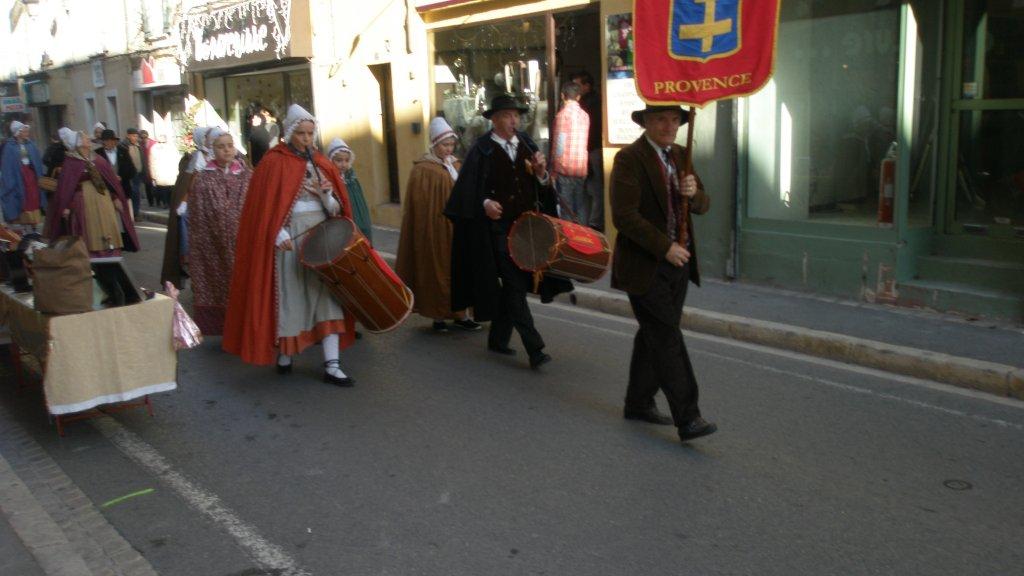 Lou Galoubet: Marché de Noël dans la rue Grande à Lambesc Lou Galoubet: Marché de Noël dans la rue Grande à Lambesc