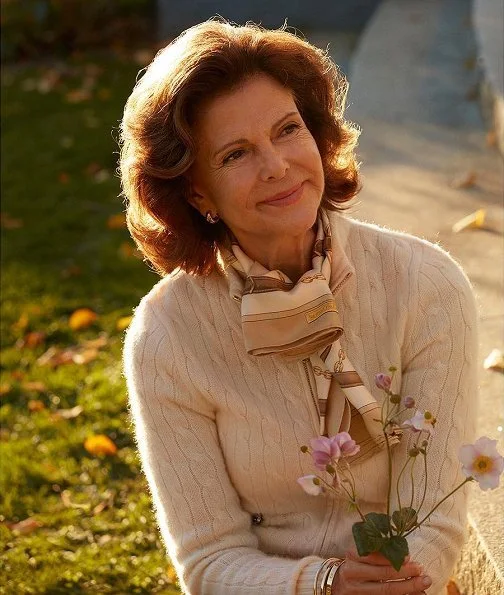 Queen Silvia tells about her interest in fashion, her Nobel outfits, her grandchildren and her social activities. Queen Silvia celebrate her 75th birthday