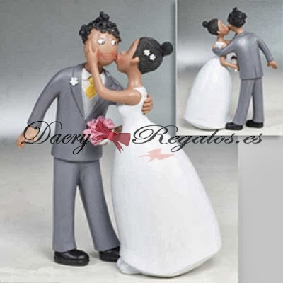 figuras novios tarta beso