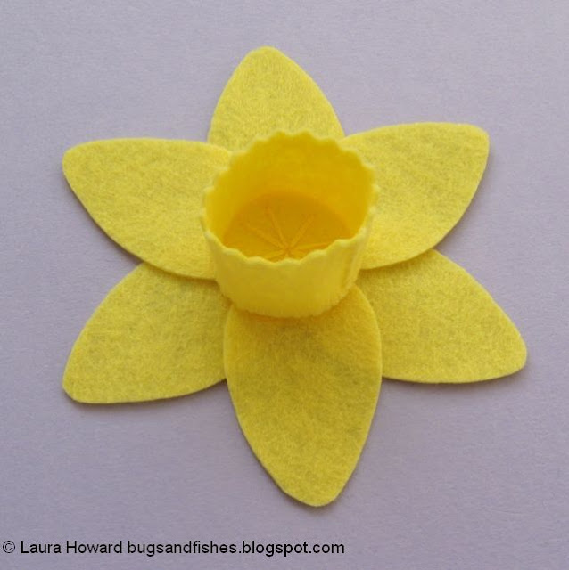 DIY March Daffodils Felt and Yarn Spring Wreath Tutorial felt daffodil