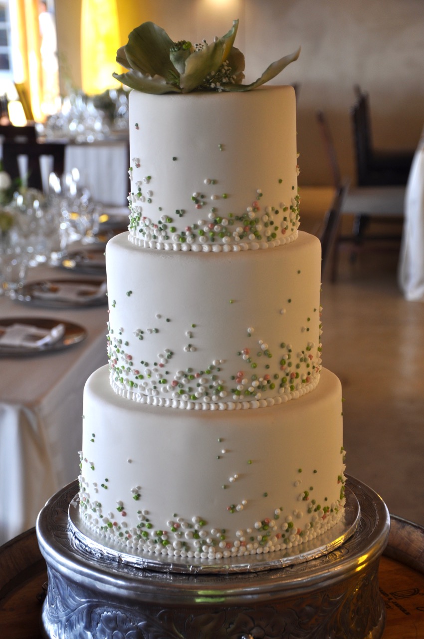 Rozanne's Cakes Touch of green wedding cake