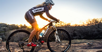 mujer practicando BTT