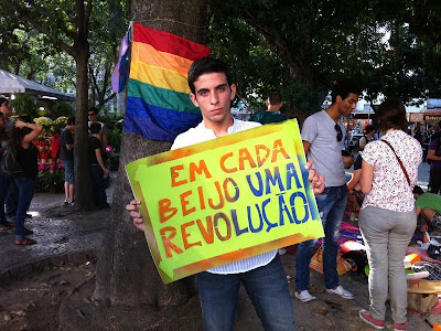 Resultado de imagem para beijaço gay