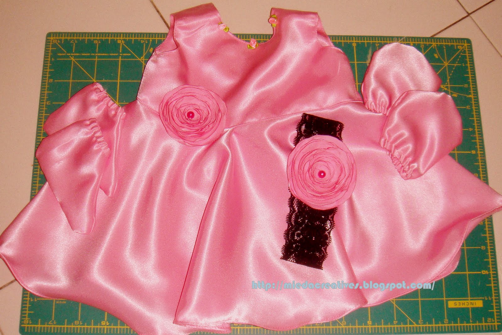 Dress Satin dengan Warna Cerah