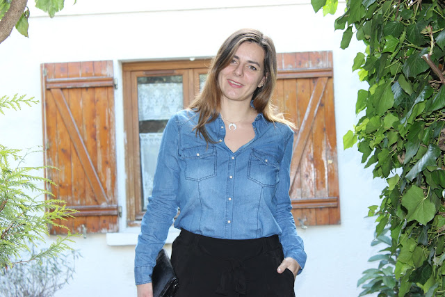 jupe culotte noir, chemise en jean, chaussures rose et paillettes minelli