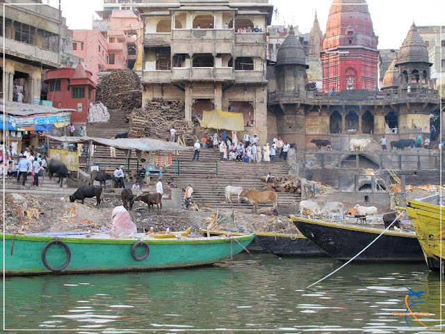 Cremação às margens do Ganges em Varanasi
