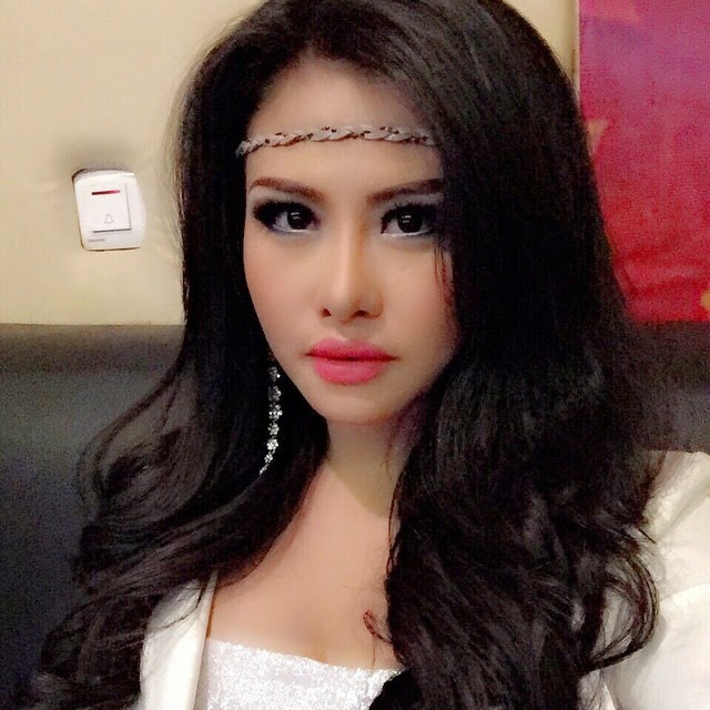 RIA WINATA FOTO SELFIE CANTIK TERBARU 2015 - ZONA ARTIS LAGI