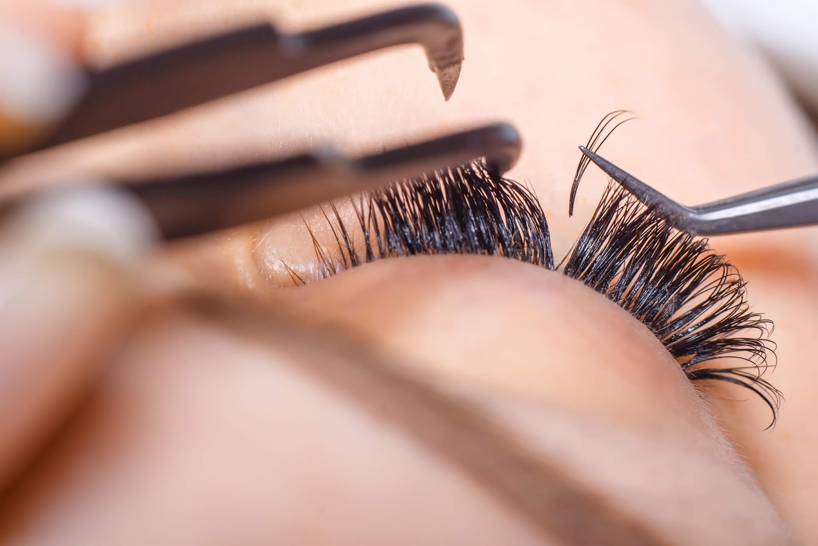 False Eyelashes vs. Eyelash Extensions Which is Better? Call Me Liz