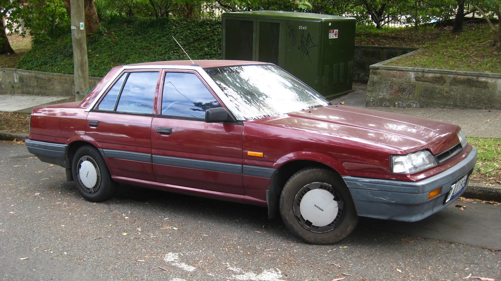 Aussie Old Parked Cars: 1990 Nissan Skyline Executive (R31)