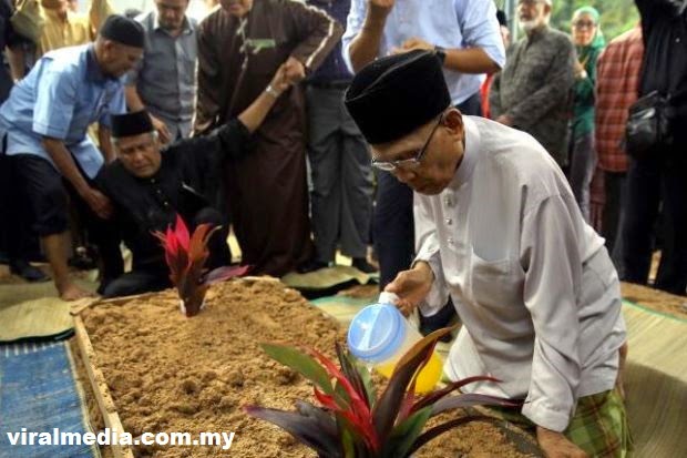 Pelakon Terkenal Datuk Jalaluddin Hassan Rebah Di Tanah ...