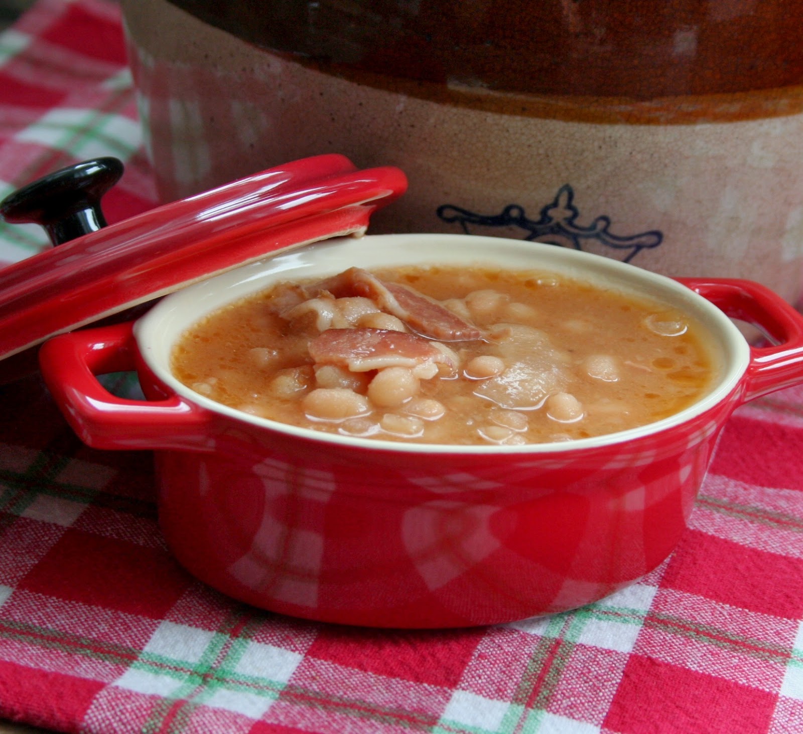 Fèves au lard au sirop d'érable à la mijoteuse