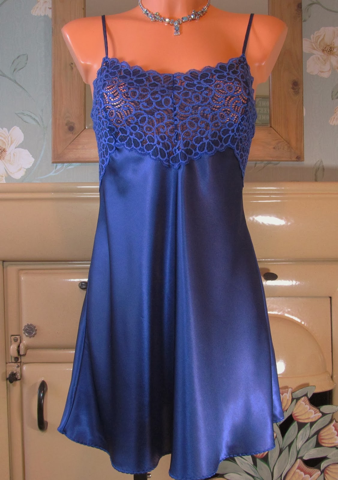VTG COBALT BLUE SLIPPY GLOSSY SATIN LACE TOP BABYDOLL FULL SLIP NIGHTIE R11534 Sangriasuzie's