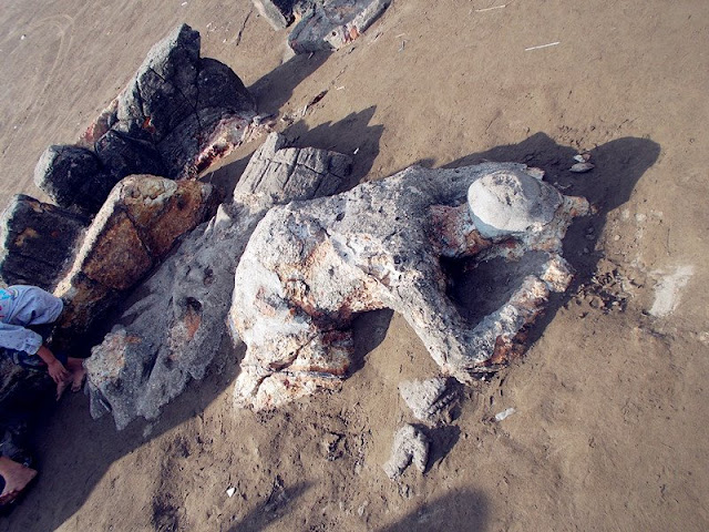 pantai air manis batu malinkundang di pantai air manis