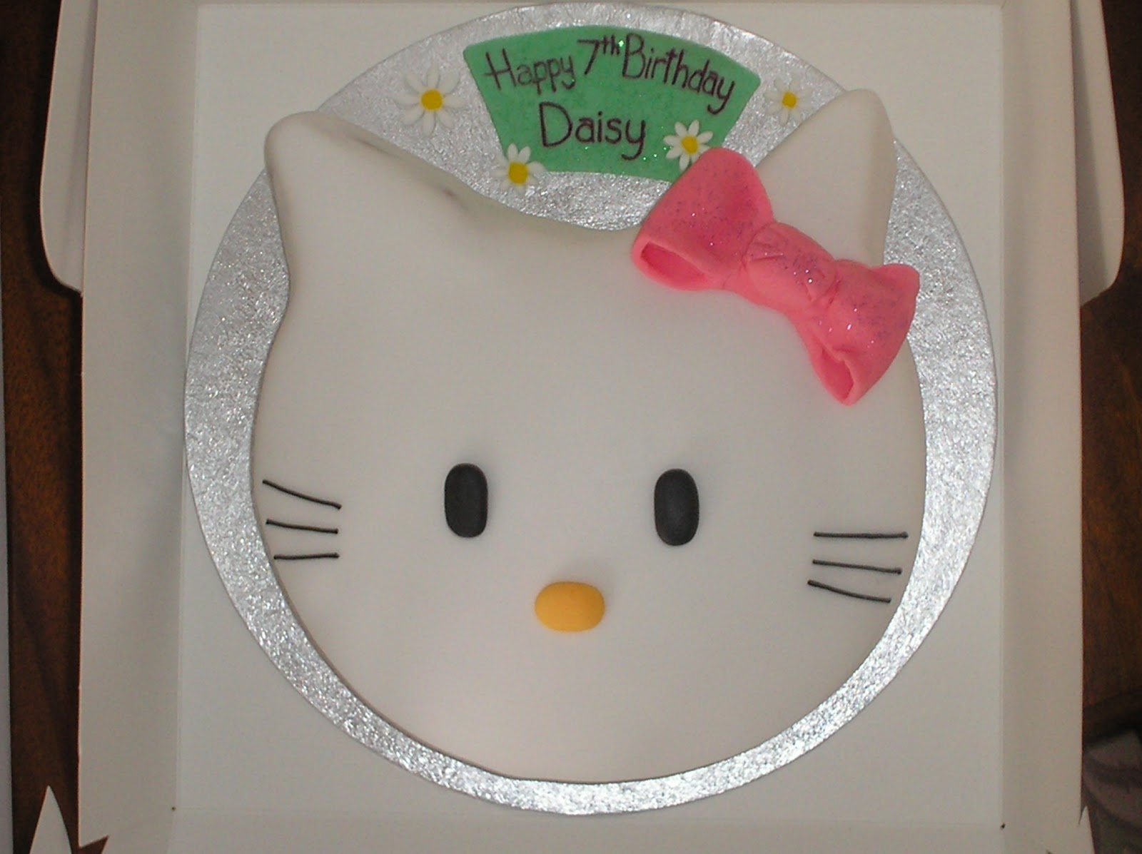 Nicky's Cakes Hello Kitty (Face) Cake