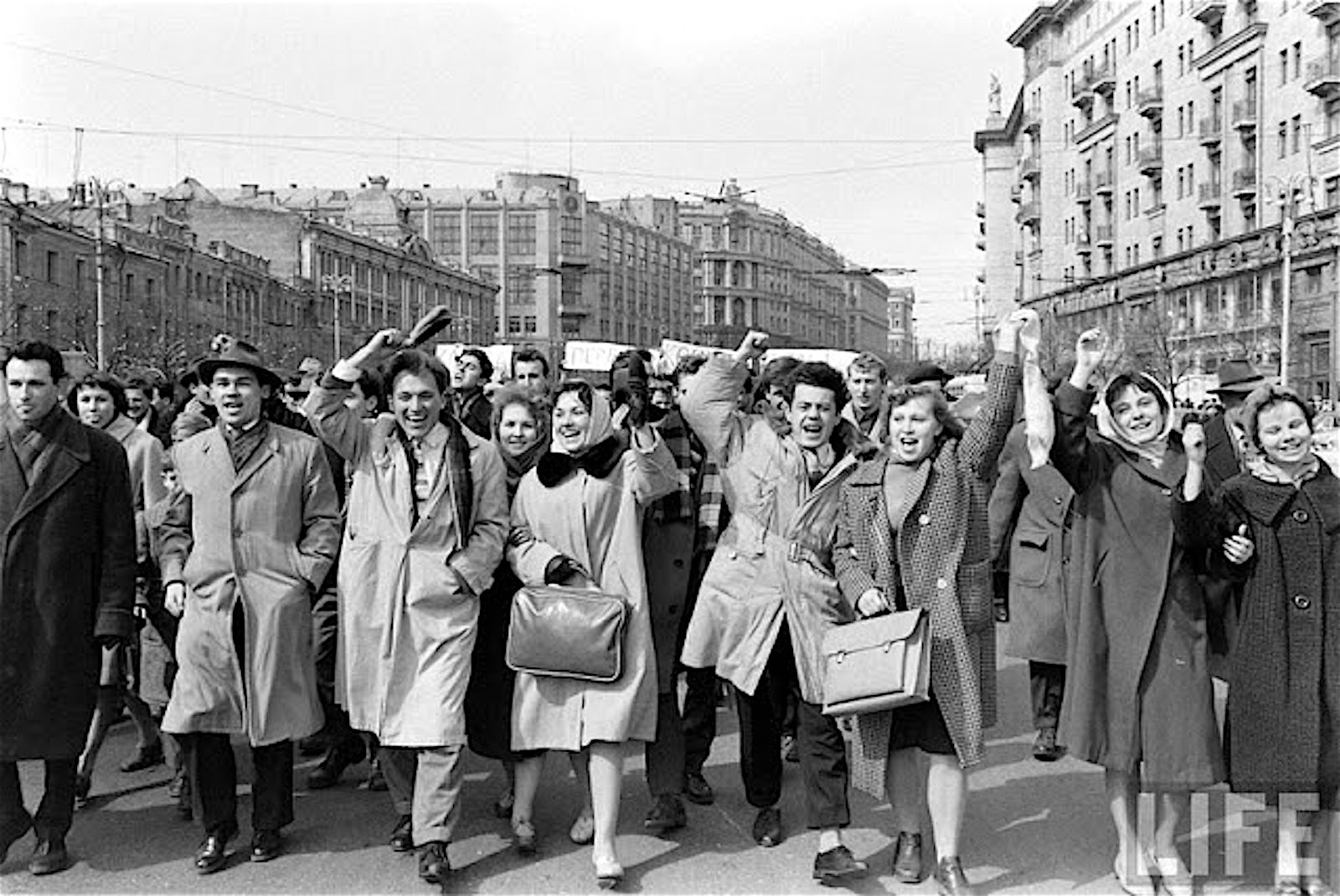 Чем советские люди отличались. 1960е СССР люди культура. Советские люди. Жизнь в СССР. Счастливые люди СССР.