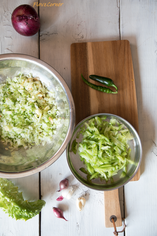 Bitter Gourd And Green Tomato Stir Fry / Pavacka Tomato Thoran