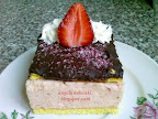 Epres krémes sütemény, tejmentes süti, kókuszreszelékkel, eperrel és tortabevonóval a tetején.