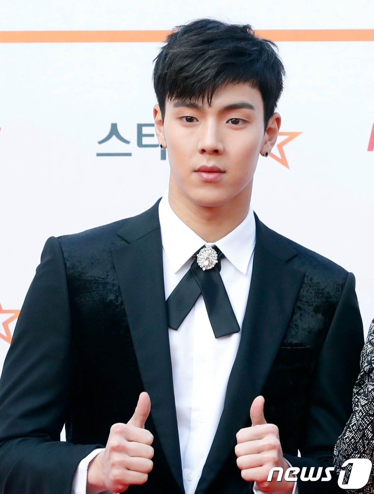 오늘자 AAA 시상식 레드카펫 몬스타엑스.jpg | 인스티즈