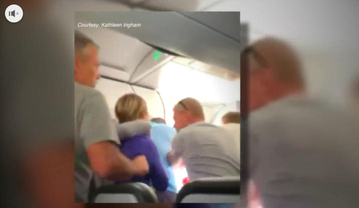 Cancun Messico: Passeggero Frontier Airlines apre la porta e attiva scivolo d’emergenza
