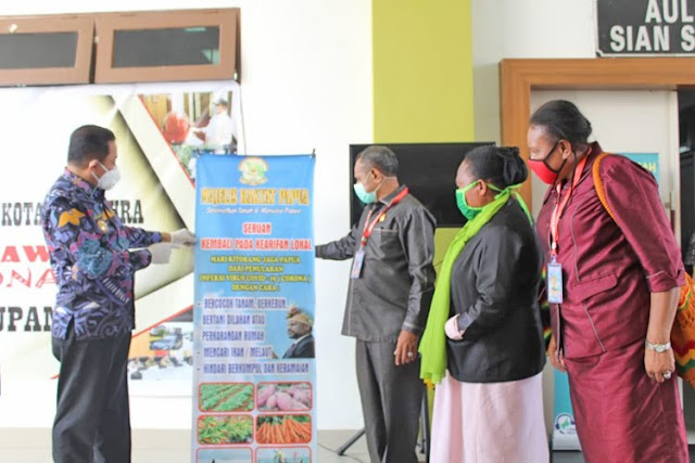 Rustan Saru Terima Kunjungan dan Pemantauan Penanganan COVID-19 di Kota Jayapura oleh Anggota Majelis Rakyat Papua (MRP) Rustan Saru Terima Kunjungan dan Pemantauan Penanganan COVID-19 di Kota Jayapura oleh Anggota Majelis Rakyat Papua (MRP)