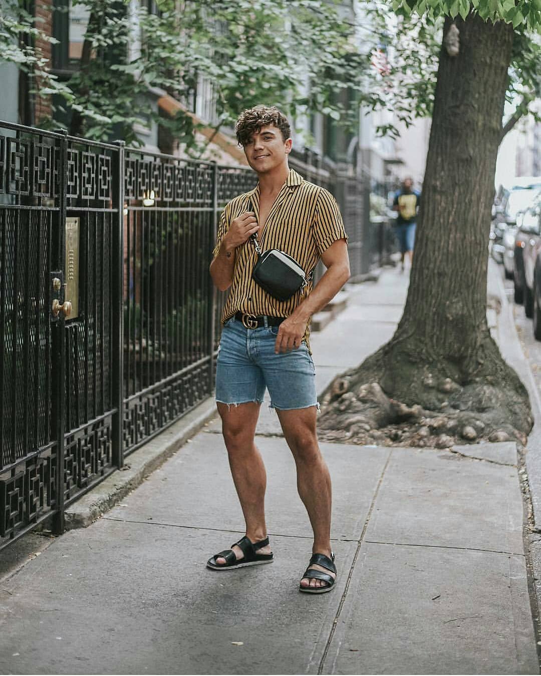 Look Masculino com short jeans curto carnaval 2019